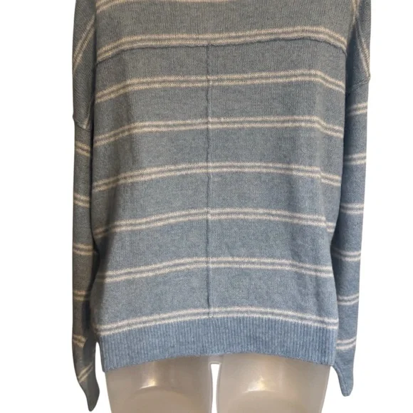 NWT American Eagle  Blue/White LIGHTWEIGHT V-Neck SPRING SWEATER   SMALL  #4 - Picture 7 of 13